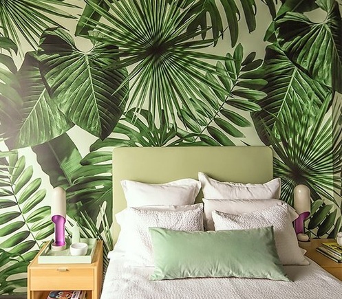 trendy v interiere 2017 tropicheskie printy oboi